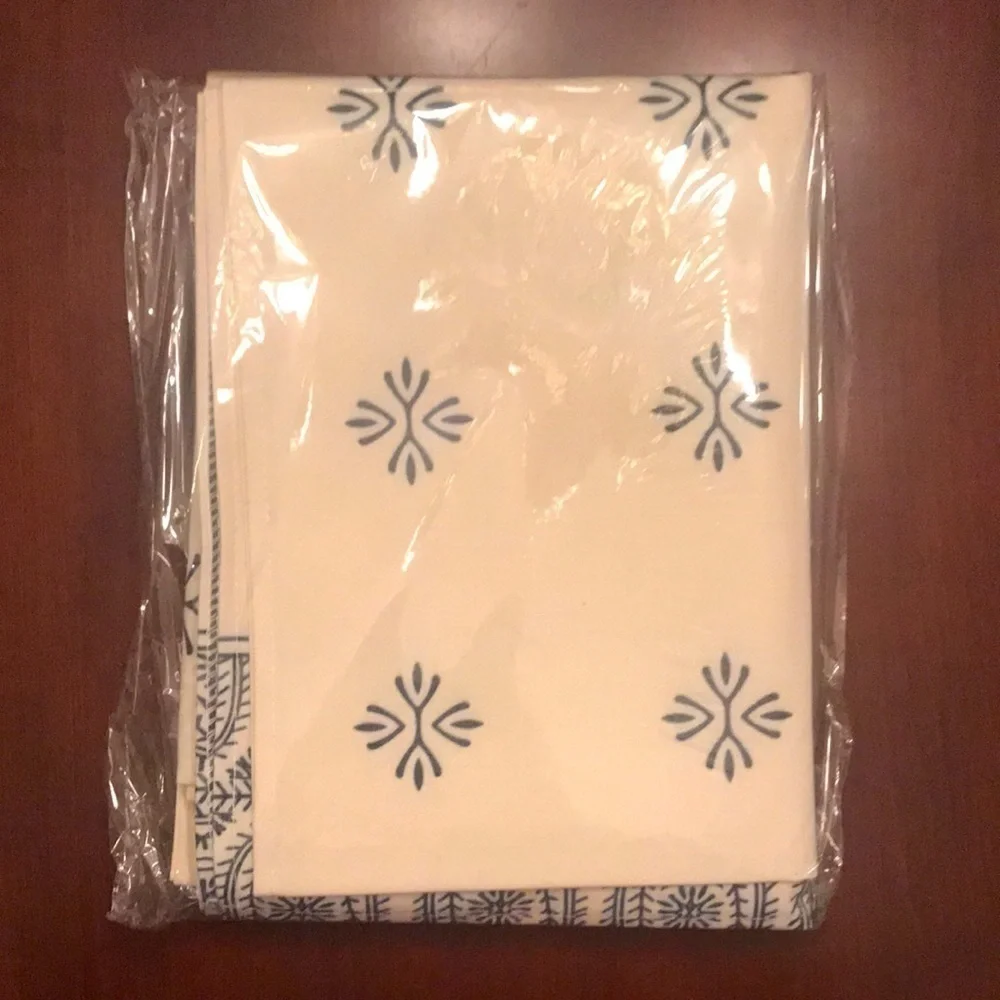 Brand New 5 Piece Set of Matching Modern Design Table Runner and Placemats